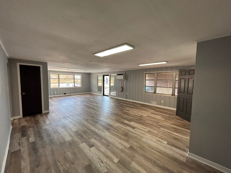 More Photos Of 6703 Massachusetts Ave, New Port Richey Showroom For Sale