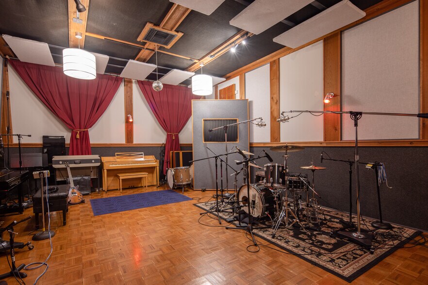 More Photos Of 1441 N McCadden Pl, Los Angeles Showroom For Sale