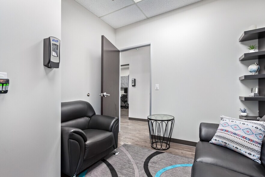 More Photos Of 15600-15650 N Black Canyon Hwy, Phoenix Office For Lease
