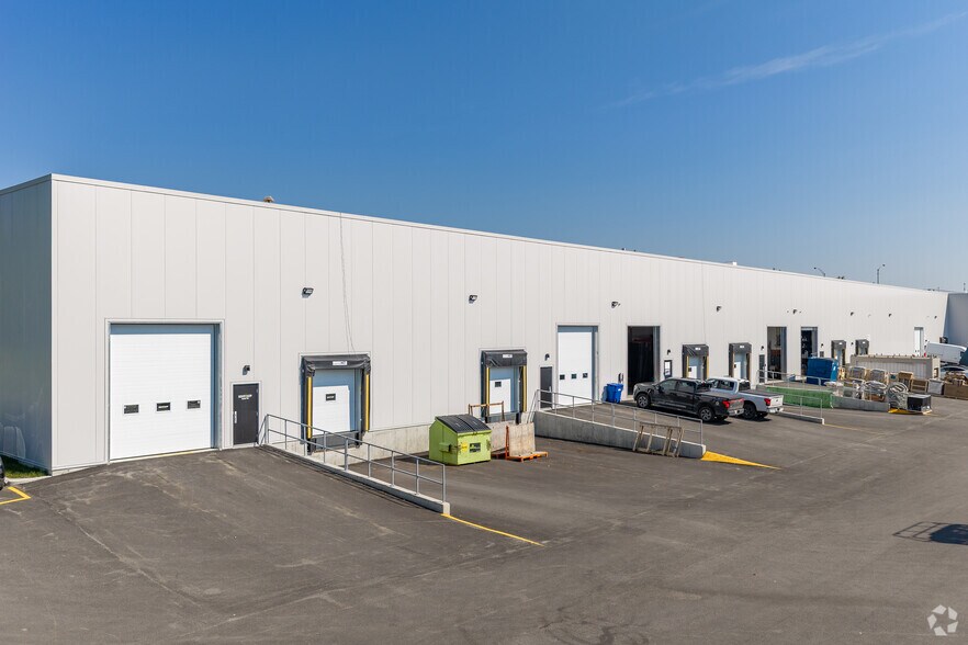 More Photos Of 1090-1110 Des Laurentides Boul, Saint-jerome Distribution For Sale