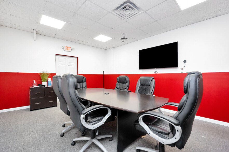 More Photos Of 429 W Main St, Patchogue Freestanding For Lease