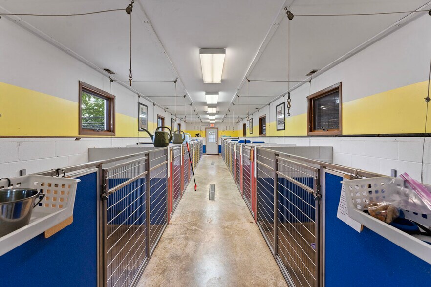 More Photos Of 4403 S Roberts Rd, Island Lake Veterinarian Kennel For Sale