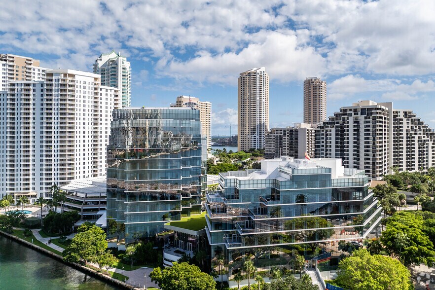 More Photos Of 501 Brickell Key Dr, Miami Office For Lease