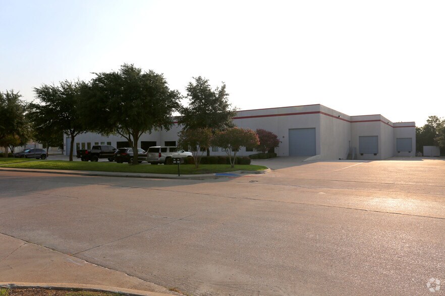 More Photos Of 375 Commerce St, Southlake Warehouse For Lease