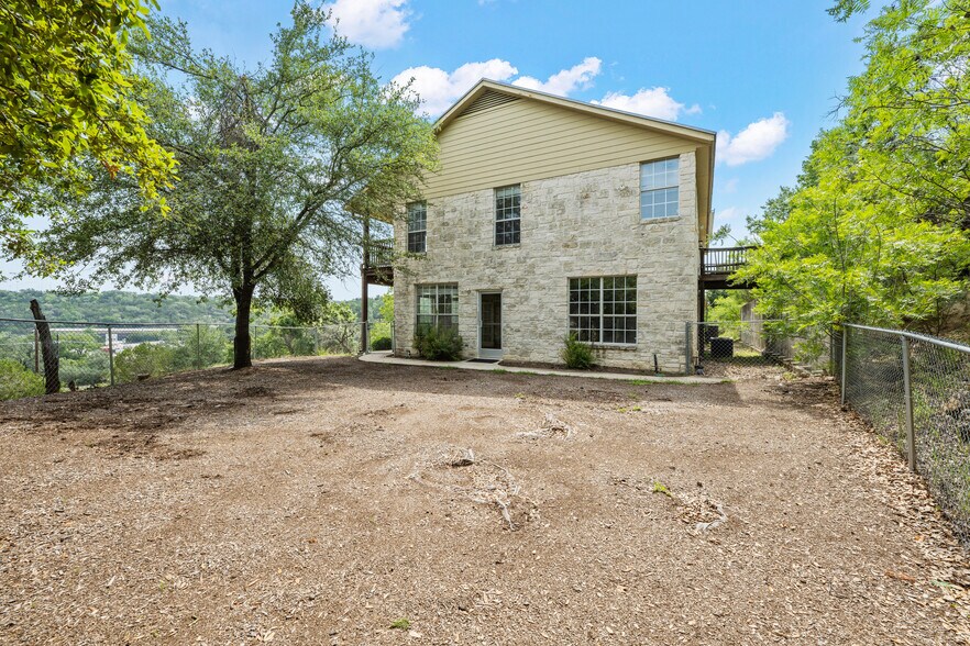 More Photos Of 19019 TX-71, Spicewood Office Residential For Lease