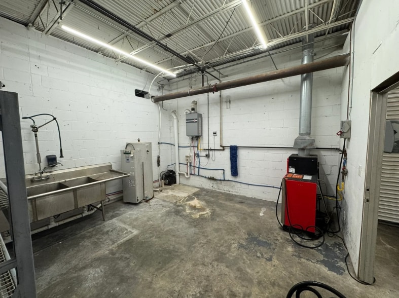 More Photos Of 215-219 Lovvorn Rd, Carrollton Warehouse For Lease