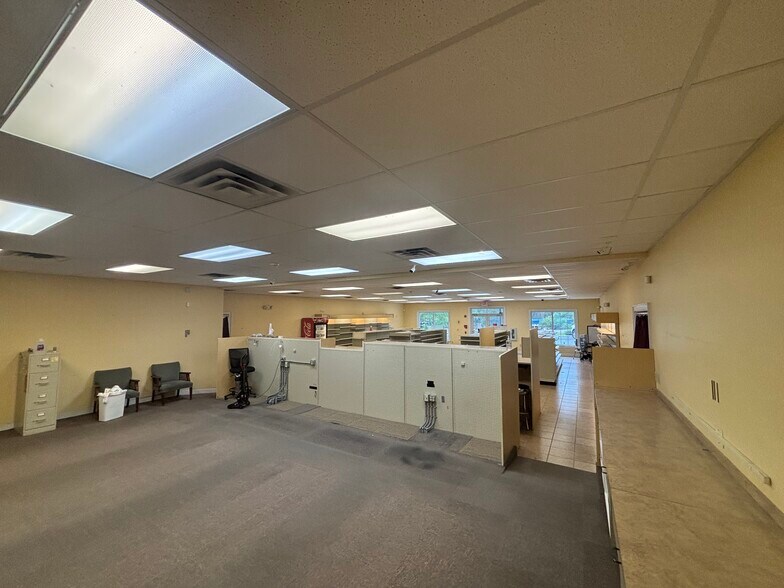 More Photos Of 704 S Us-27, Havana Drugstore For Sale