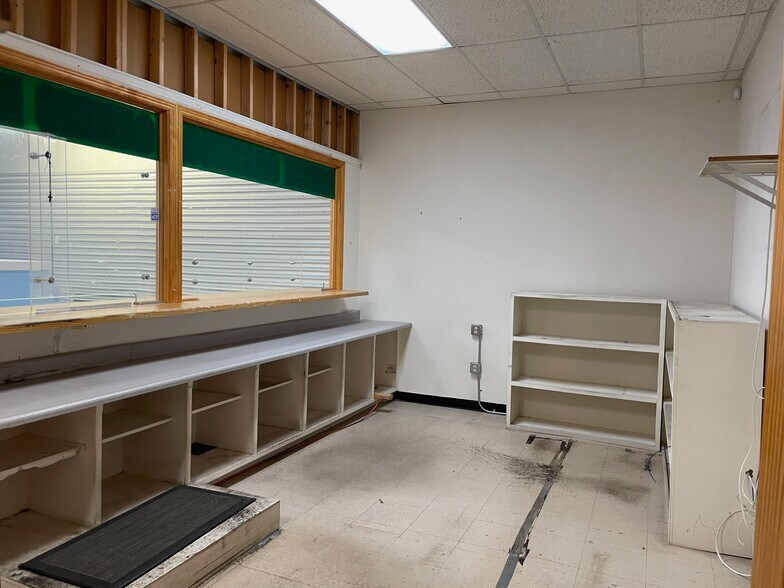More Photos Of 2200 S Monaco Pky, Denver Storefront For Lease