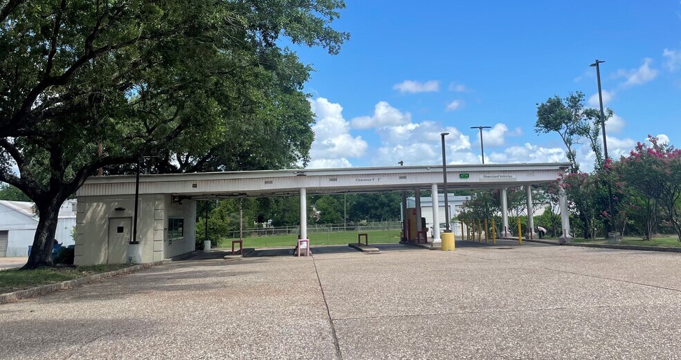 More Photos Of 329 E Washington Ave, Navasota Land For Sale
