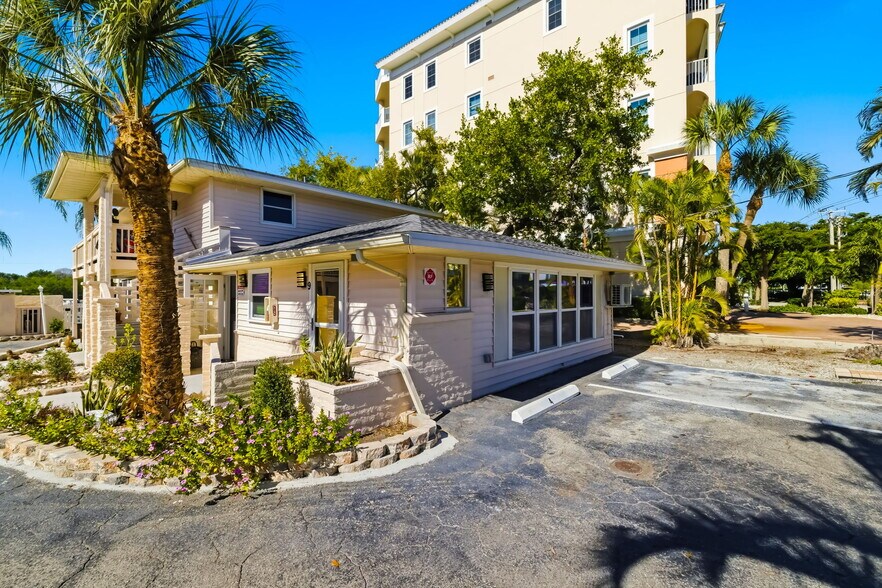 More Photos Of 9022 Midnight Pass Rd, Sarasota Apartments For Sale