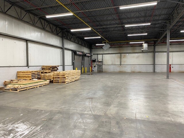 More Photos Of 955 E Diamond Ave, Evansville Manufacturing For Lease