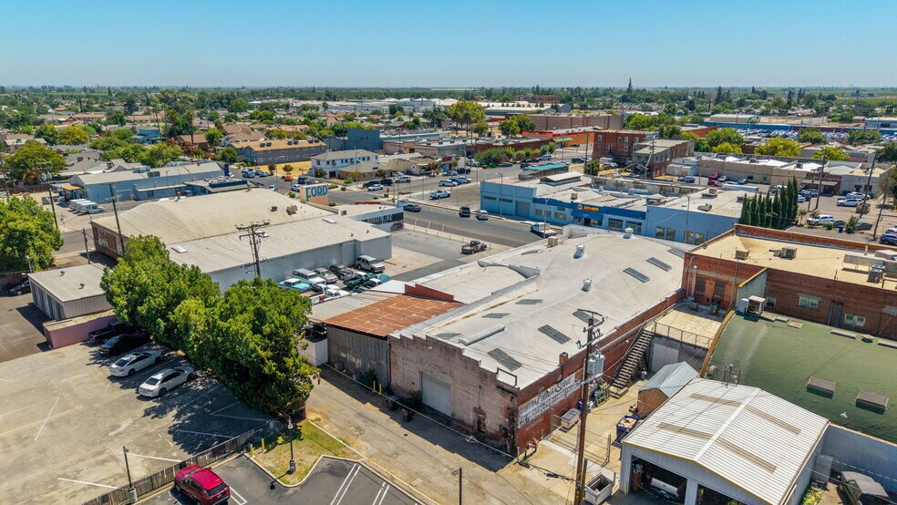 More Photos Of 124 S K St, Dinuba Freestanding For Sale