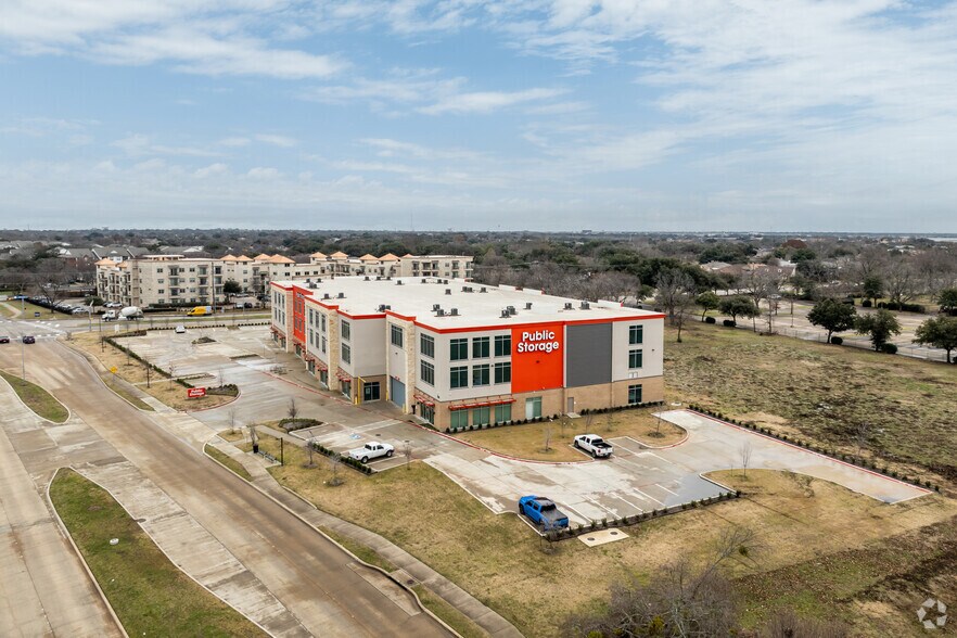 More Photos Of 350 E Buckingham Rd, Richardson Self Storage For Lease