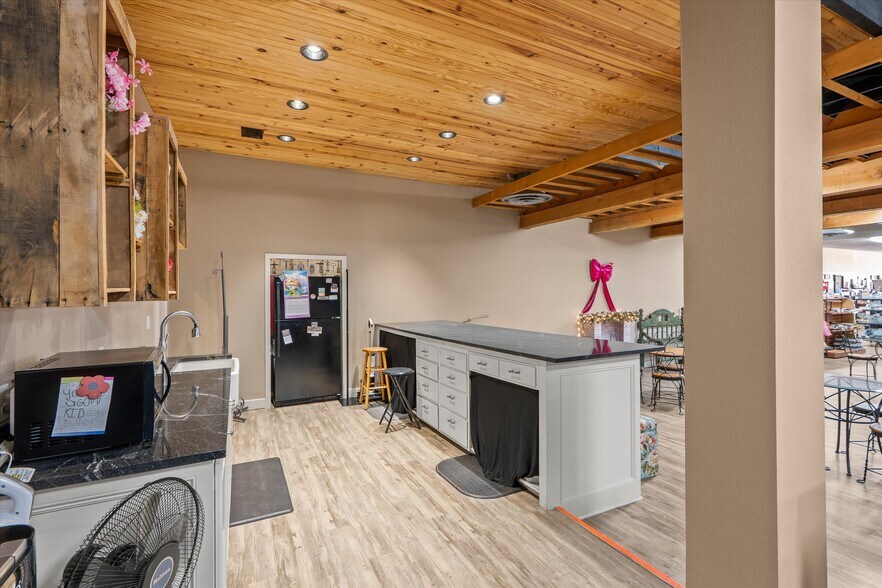 More Photos Of 112 Austin Ave, Lamesa General Retail For Sale