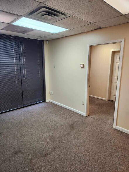 More Photos Of 502 Twin Bridges Rd, Alexandria Self Storage For Lease