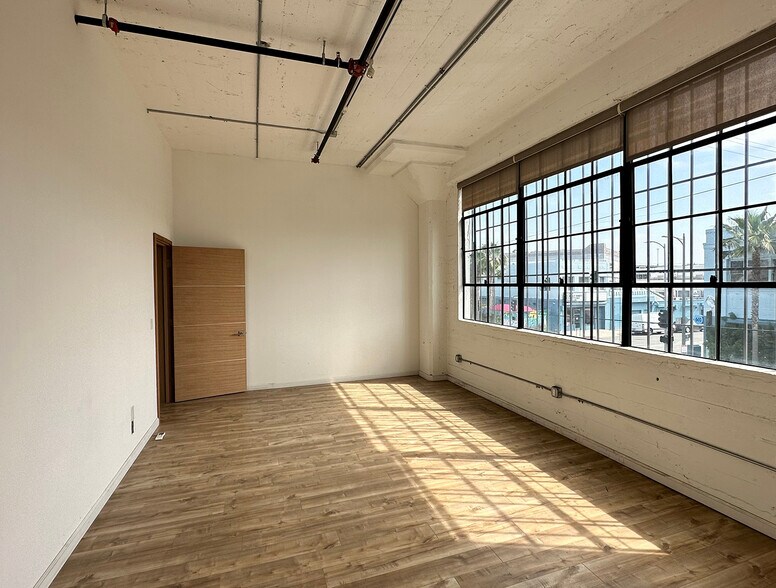 More Photos Of 405 Towne Ave, Los Angeles Showroom For Lease