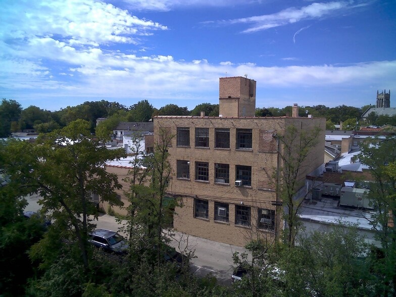 Primary Photo Of 1007 Tower Ct, Winnetka Service For Lease
