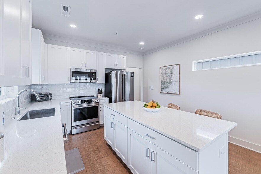 More Photos Of 114 Church st, Georgetown Hotel For Sale