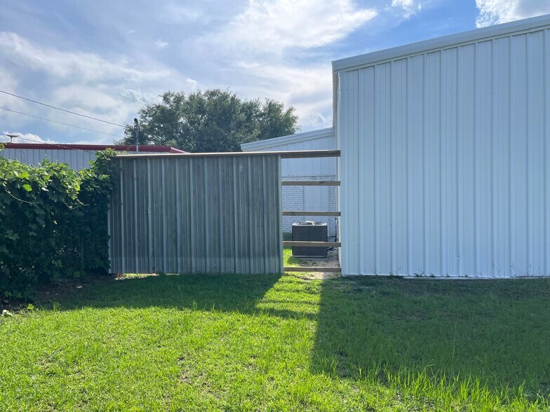 More Photos Of 404 S Shelfer St, Quincy Warehouse For Lease