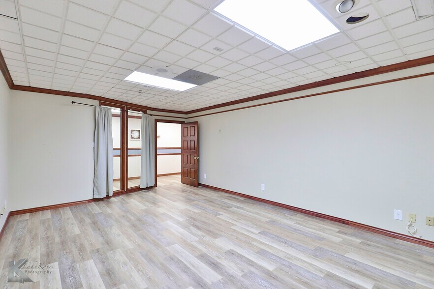 More Photos Of 318 Cedar St, Abilene Storefront Retail Office For Sale