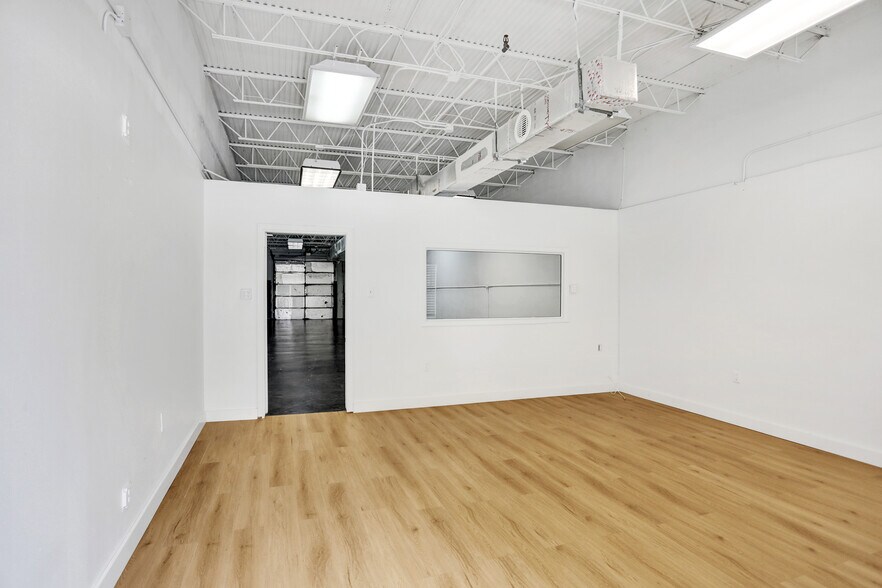 More Photos Of 3930-3948 NE 5th Ave, Oakland Park Warehouse For Lease