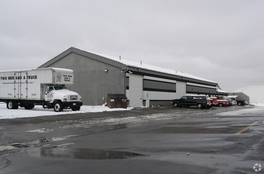 More Photos Of 5910 Enterprise Dr, Lansing Showroom For Lease