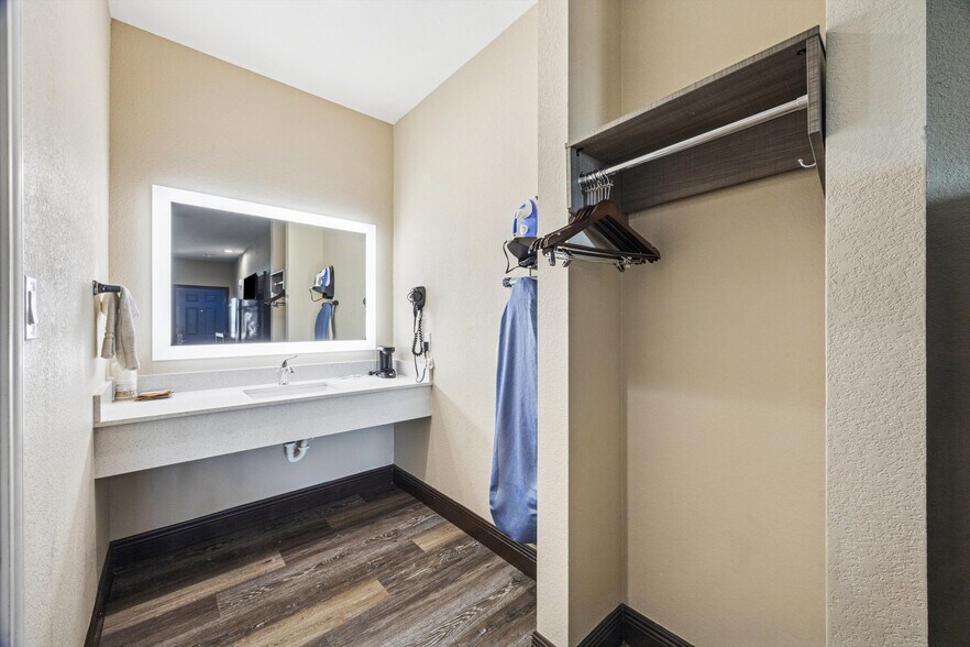More Photos Of 9002 Highway 6, Hitchcock Hotel For Sale