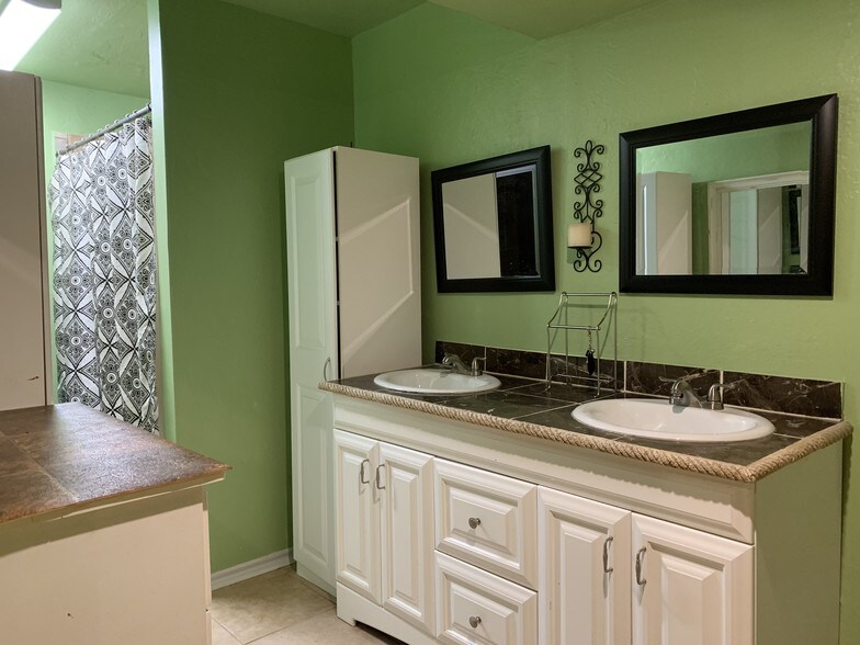 More Photos Of 8815 N Western Ave, Oklahoma City Service For Sale