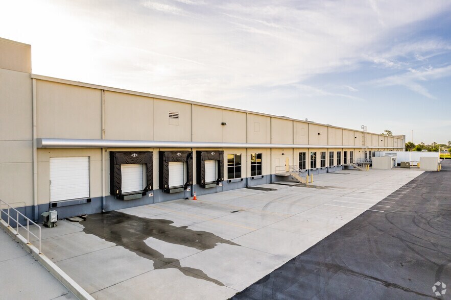 More Photos Of 2405 Commerce Park Dr, Orlando Unknown For Lease