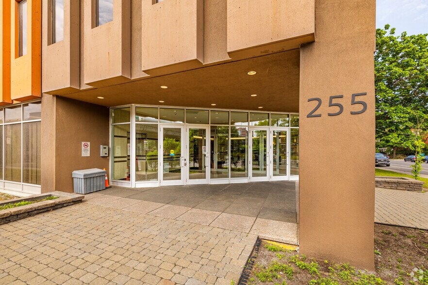 More Photos Of 255 Boul Crémazie E, Montréal Office For Lease