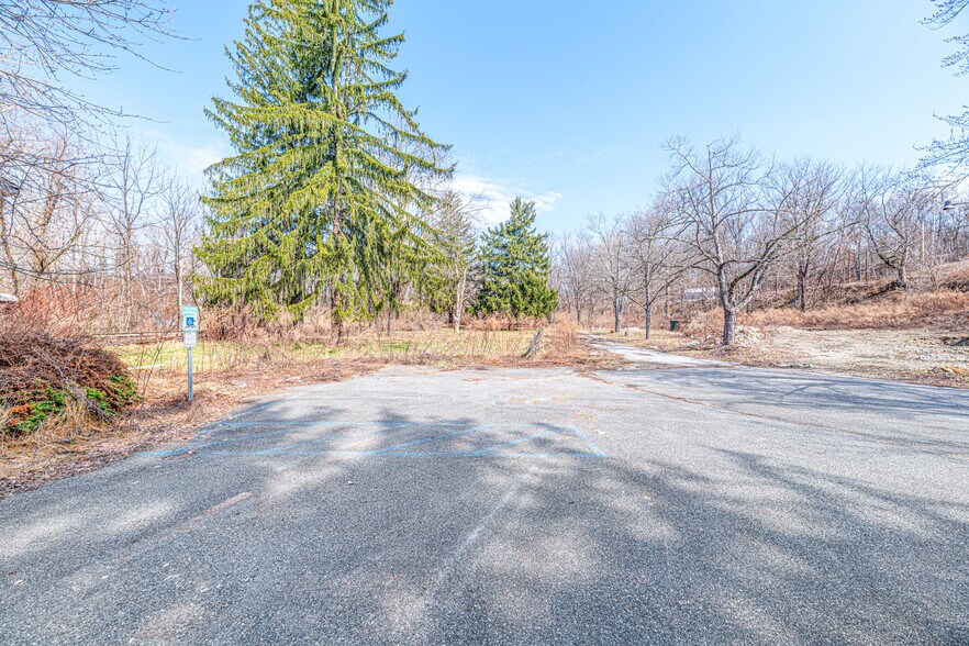 More Photos Of 30 Gingerbread Castle Rd, Hamburg Storefront For Lease