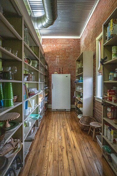 More Photos Of 1611 Washington St, Alexandria Showroom For Sale