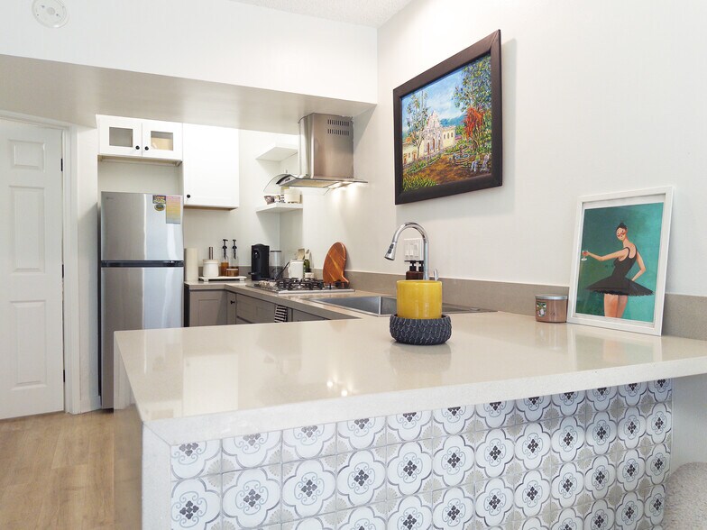 More Photos Of 4546-4550 W 173rd St, Lawndale Apartments For Sale