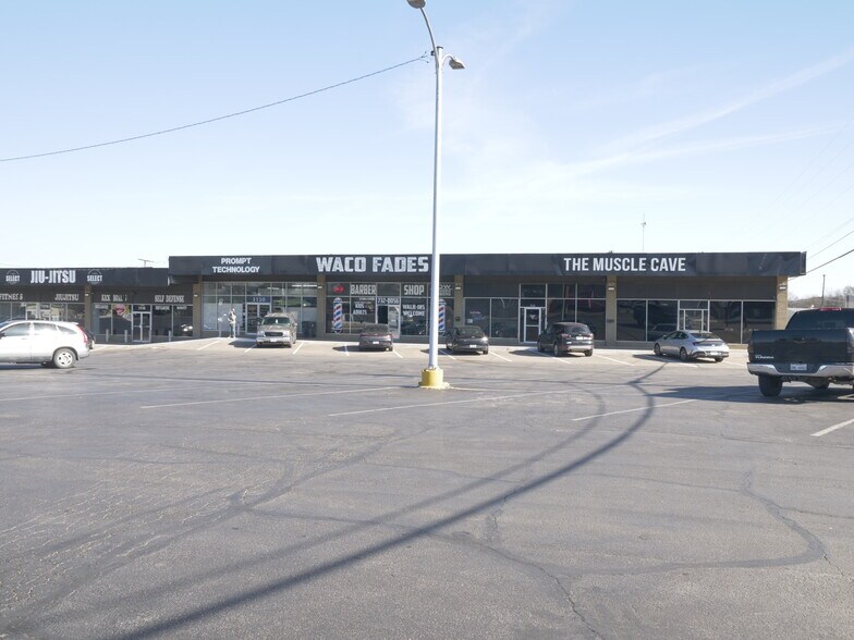 More Photos Of 3112-3126 Franklin Ave, Waco Storefront For Lease