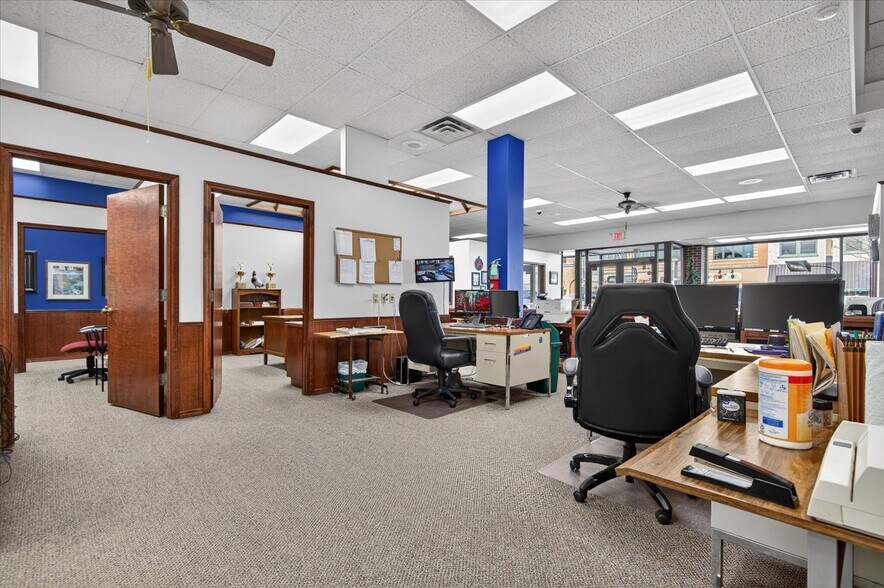More Photos Of 111 SE Frank Phillips Blvd, Bartlesville Office For Sale