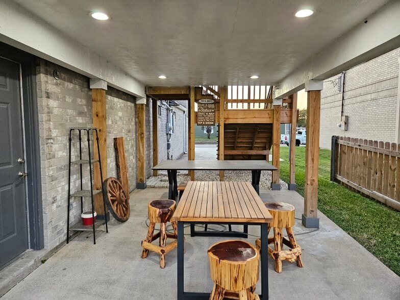 More Photos Of 2409 Maxwell Ln, Deer Park Office For Lease