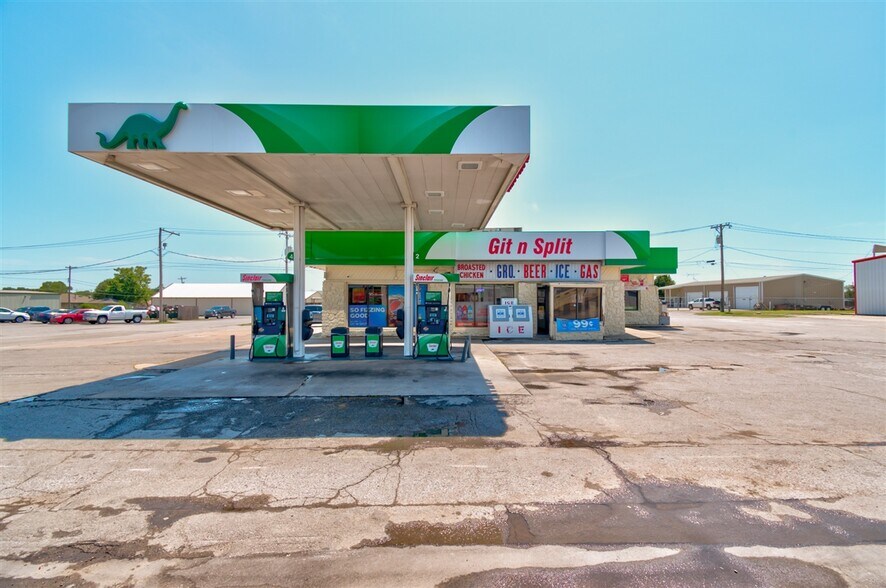 Primary Photo Of 1705 SW Frank Phillips Blvd, Bartlesville Service Station For Sale