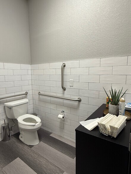 More Photos Of 15932 Jackson Creek Pky, Monument Storefront Retail Office For Lease