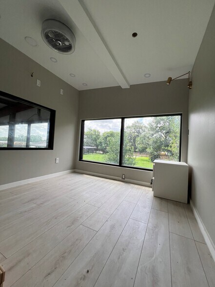 More Photos Of 2007 Us-90-alt, Missouri City Light Manufacturing For Sale