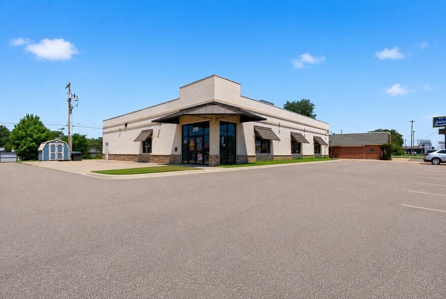 More Photos Of 2113 S Air Depot Blvd, Oklahoma City General Retail For Sale