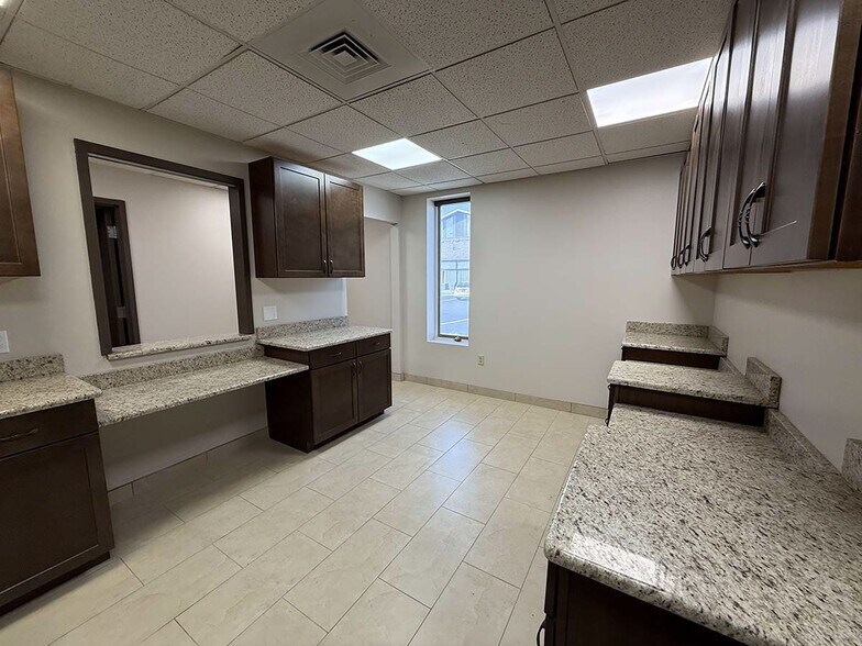More Photos Of 6839-6855 Spring Valley Dr, Holland Medical For Lease
