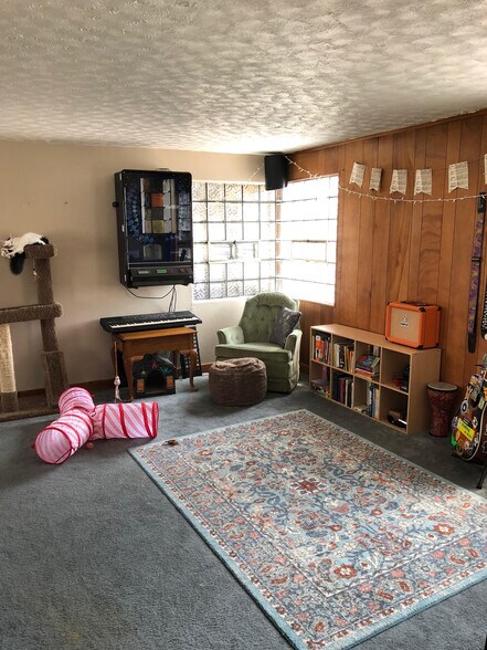 More Photos Of 2021 Mt Troy Rd, Pittsburgh Bar For Sale