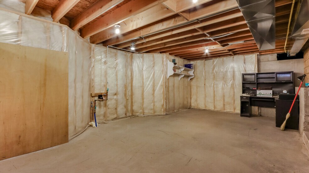 More Photos Of 33 W Cedar St, Chippewa Falls Office For Sale