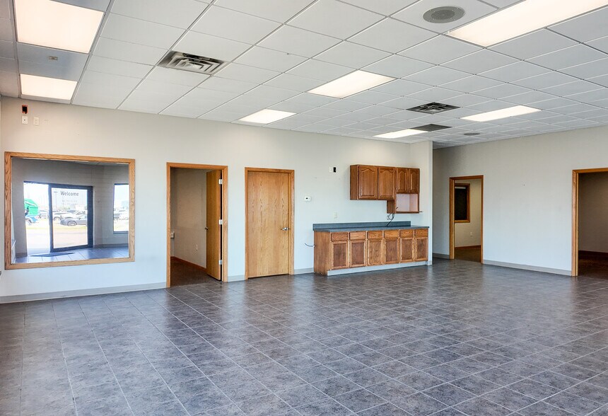 More Photos Of 4201 W 12th St, Sioux Falls Flex For Lease