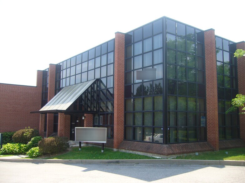 More Photos Of 65 W Beaver Creek Rd, Richmond Hill Warehouse For Lease