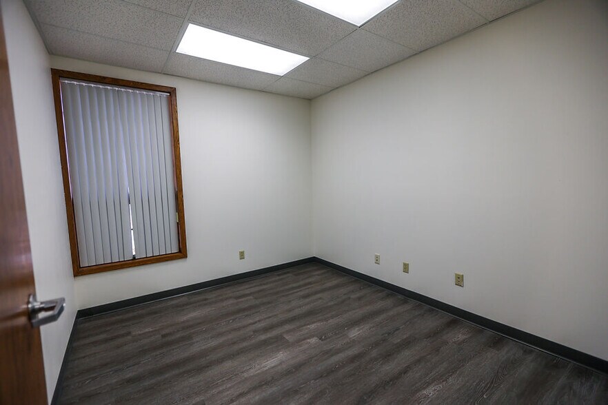 More Photos Of 1615 S Ingram Mill Rd, Springfield Office For Lease