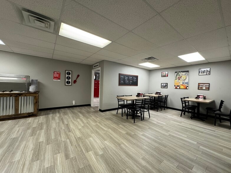 More Photos Of 18 N 4th St, Gosport Storefront Retail Office For Lease