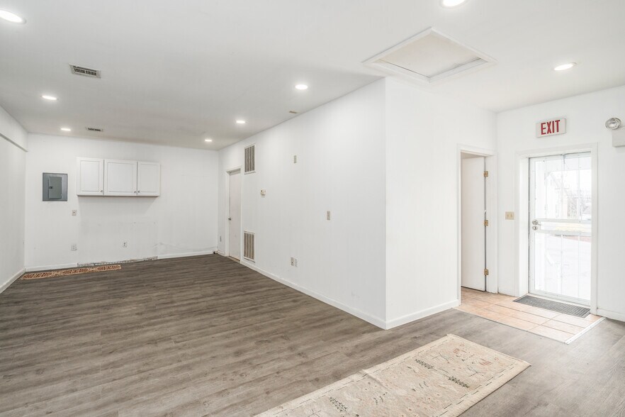 More Photos Of 117 E Main St, Bath Light Manufacturing For Lease