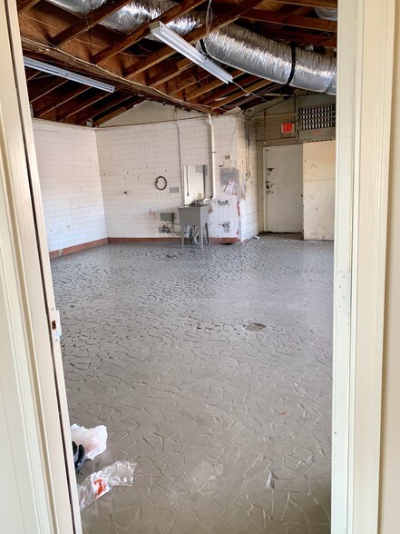 More Photos Of 3635 Lamar Ave, Memphis Freestanding For Sale