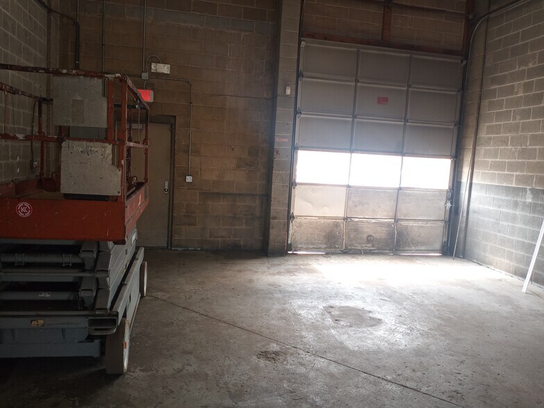 More Photos Of 4609-4621 W Belmont Ave, Chicago Auto Repair For Lease